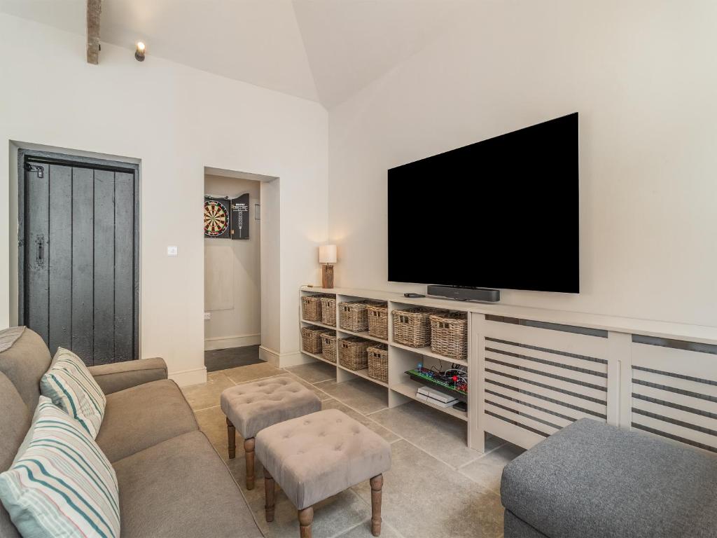 A quiet sitting area with a smart TV at South Creek Retreat