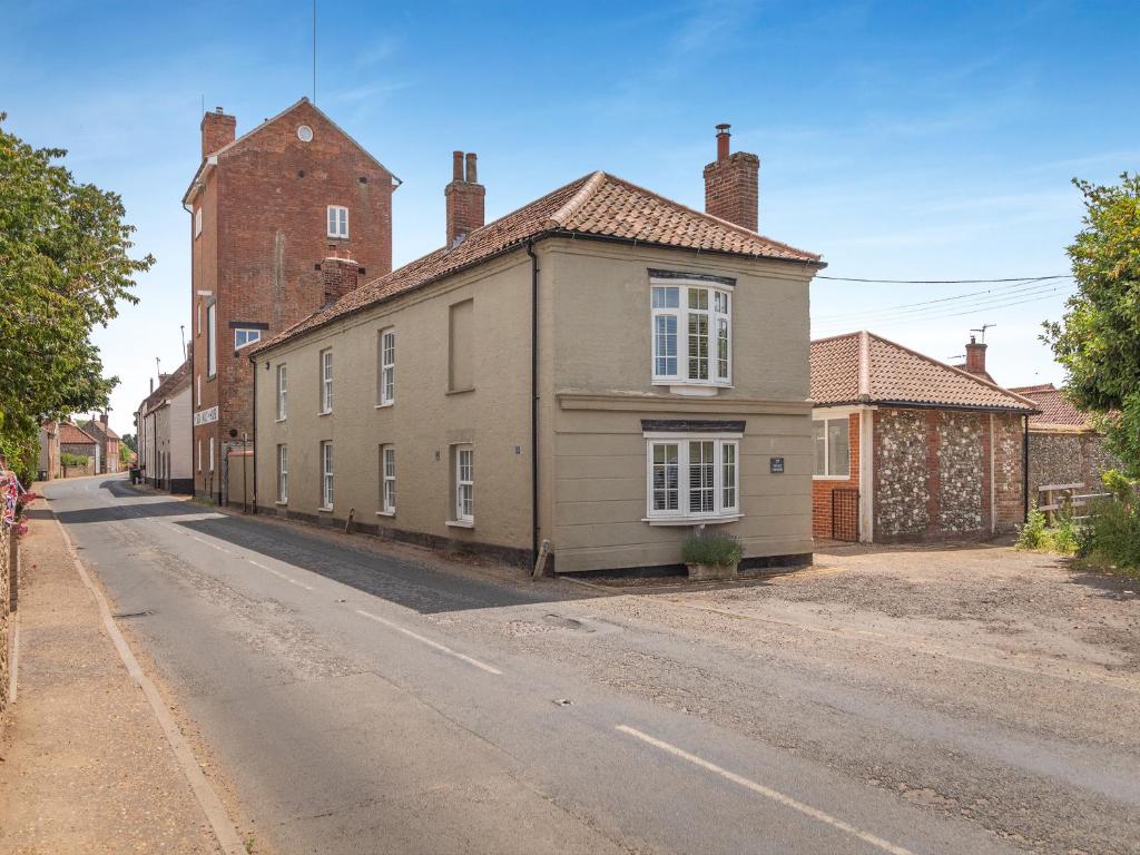 The Old Chequers from the village street in South Creake